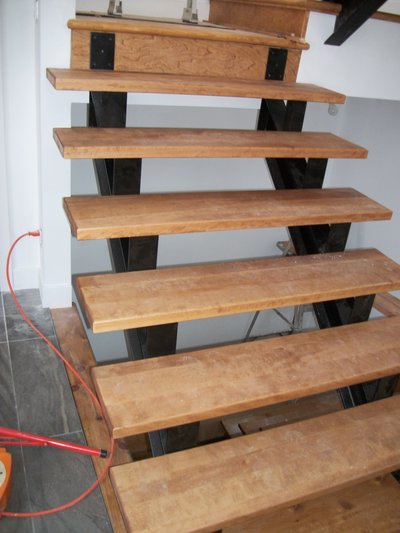 Staircase with zigzag steel stringers and wood treads